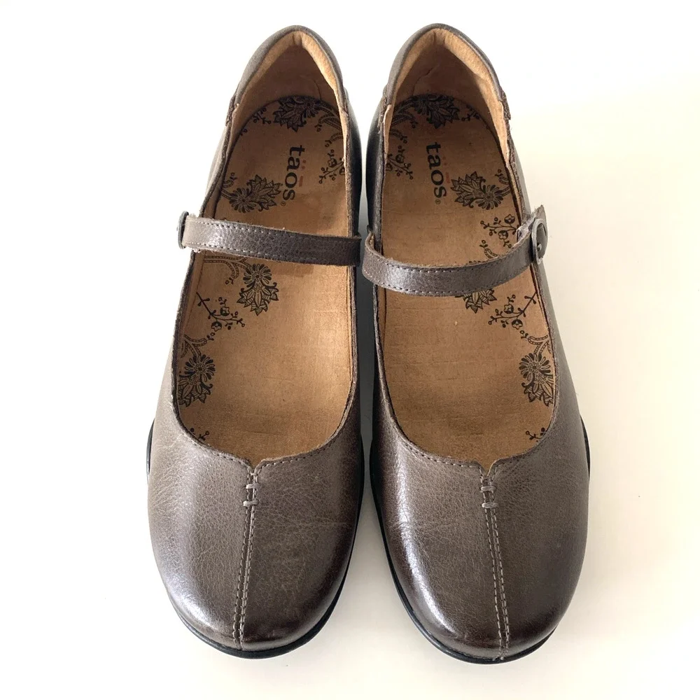 Taos Ta Dah Mary Jane Wedge Flat Taupe Leather Round Toe Brown 8.5 US 39 EU